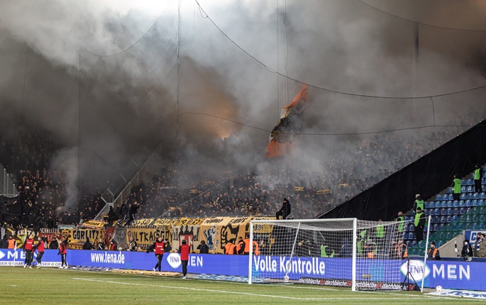 64 poliisia loukkaantui Saksan toiseksi korkeimmalla sarjatasolla pelatun ottelun yhteydessä. 1