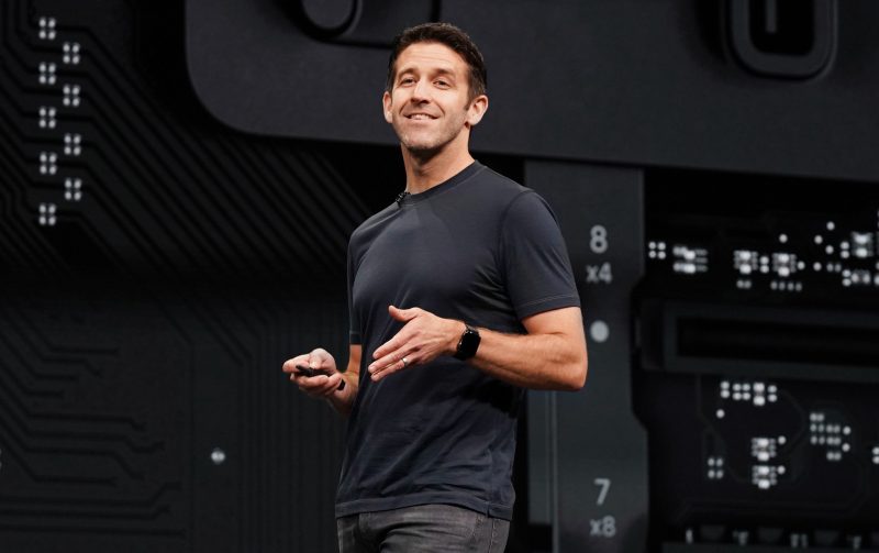 Applen tulevaksi toimitusjohtajaksi arvioidun johtajan tehtävät laajentuivat – laitekehityksen johtaja vastaa nyt myös suunnittelutiimeistä. 1 Applen tulevaksi toimitusjohtajaksi arvioidun johtajan tehtävät laajentuivat – laitekehityksen johtaja vastaa nyt myös suunnittelutiimeistä.0