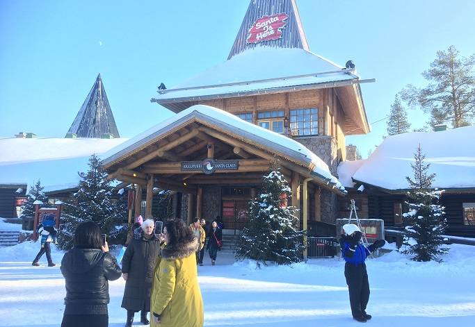 Jouluaatto luo tunnelmaa huomista joulua varten.0