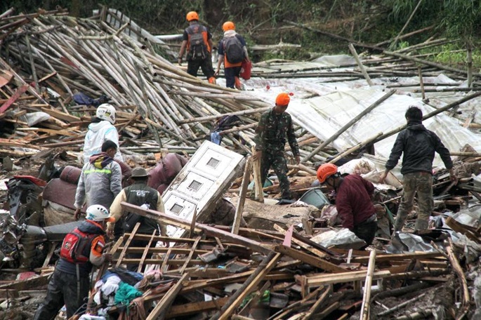 Kuolonuhrien määrä nousi 25:een Länsi-Javassa tapahtuneen maanvyörymän seurauksena. 1