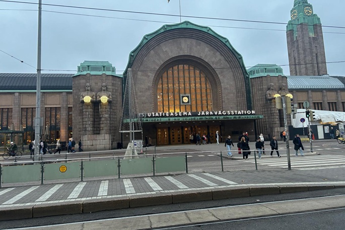 Mies joutuu väkivaltaisen hyökkäyksen kohteeksi Helsingin keskustassa, epäilty pidätetty. 1