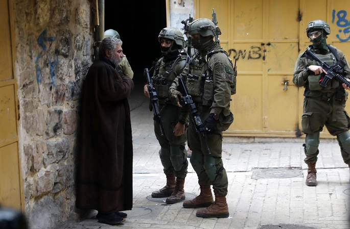 Palestiinalainen kuoli Israelin armeijan toimesta, asukkaat polttivat autoja Länsirannalla. 1