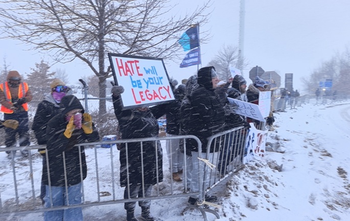Sata pappia pidätettiin Minneapolisin lentokentällä ICE-vastaisessa mielenosoituksessa. 1