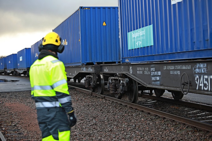Suomalaiset teollisuusyritykset vaativat tiiviimpää taloudellista yhteistyötä Kiinan kanssa. 1