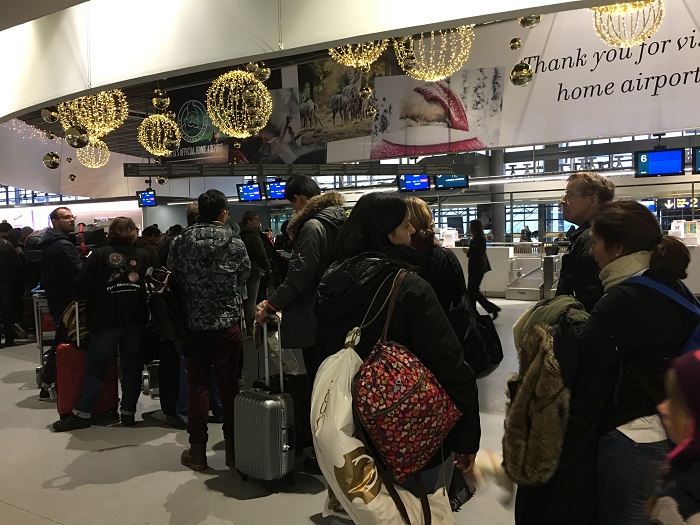 Talvimyrsky keskeyttää lentoja ja jättää sadat matkustajat Lapissa jumittamaan.0