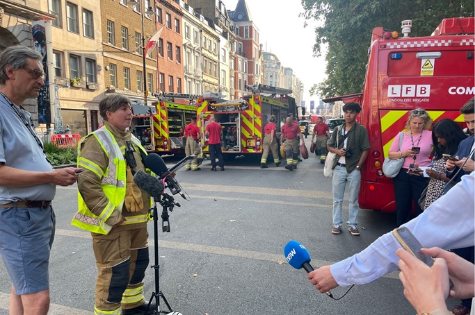 Tulipalo Lontoon rautatieyhteyden lähellä häiritsee matkustamista Britanniassa 1