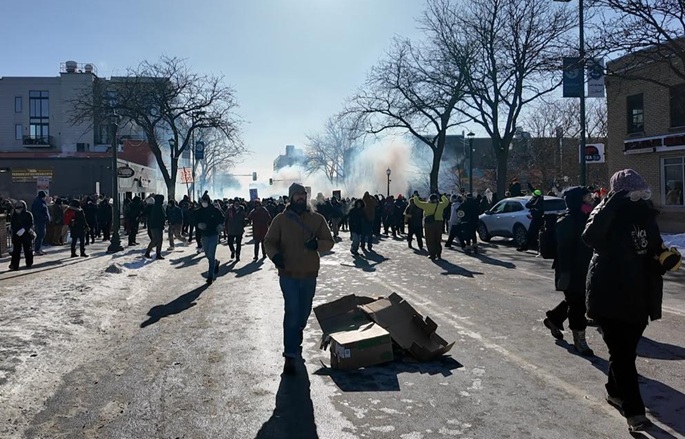 WH pyrkii lievittämään jännitteitä Minnesotassa tapahtuneen kuolettavan ampumisen jälkeen. 1