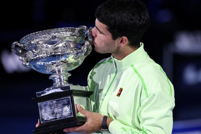 Alcaraz tekee historiaa voittamalla Djokovicin Australian Openin mestaruudessa. 1
