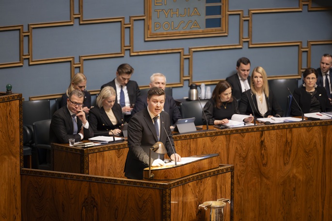 Hallitus selviytyi epäluottamusäänestyksestä työttömyystilanteen vuoksi. 1