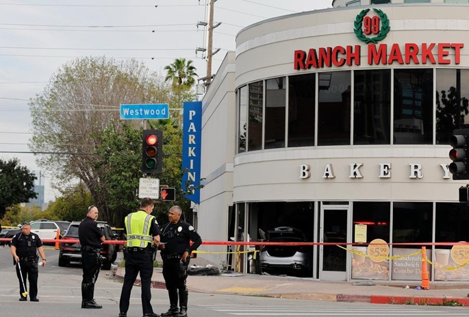 Kolme kuollut auto-onnettomuudessa Los Angelesin ruokakaupan edustalla 1