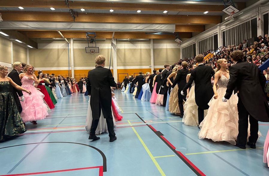 Opiskelijat viettävät 'Vanhat Päivä' perinteisin menoin 1