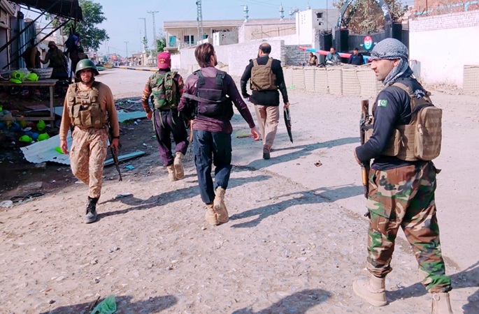 Seitsemän kuollutta, mukaan lukien kaksi sotilasta, operaatiossa Pohjois-Pakistanissa. 1