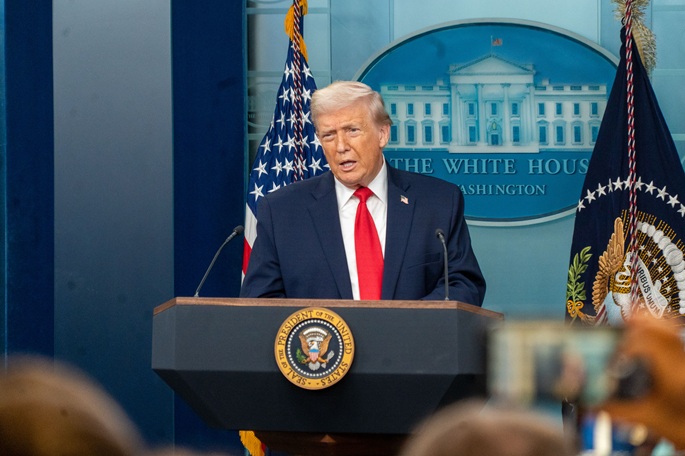 Trump allekirjoitti määräyksen, joka asettaa 10 prosentin tullimaksun kaikille maille. 1