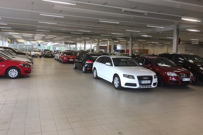 Uusien autojen rekisteröinti Suomessa vähenee 3 % vuonna 2025. 1