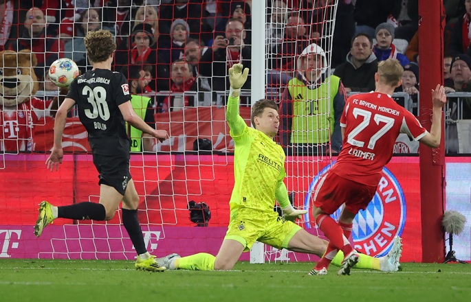 Bayern etenee helposti Mönchengladbachin ohi huolimatta suurista muutoksista kokoonpanossa. 1