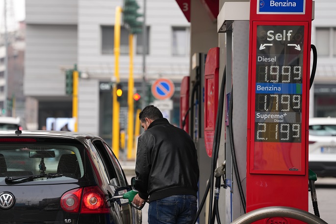 Euroopan maat vapauttavat öljyvarastoja Lähi-idän sodan aiheuttaessa markkinahäiriöitä. 1