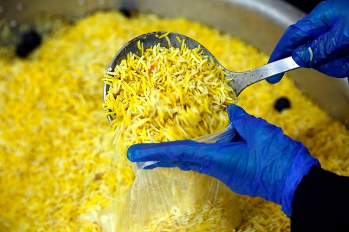 Ilmaiset ateriat tarjoavat turvaverkon Jemenin haavoittuville taloudellisen vaikeuden keskellä. 3