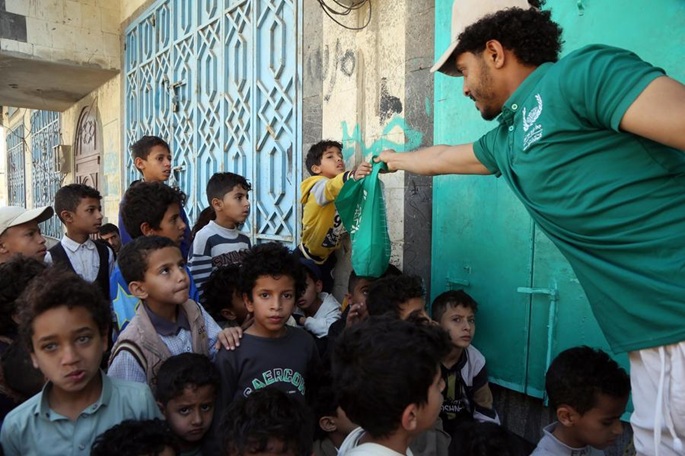 Ilmaiset ateriat tarjoavat turvaverkon Jemenin haavoittuville taloudellisen vaikeuden keskellä. 1