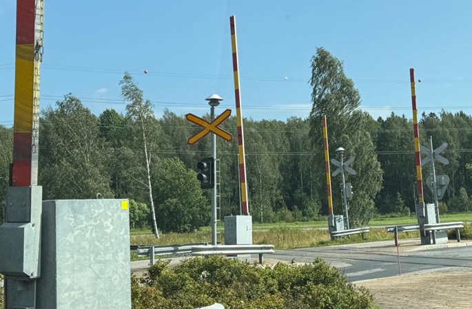 Rautatieliikenne keskeytyy, kun yksi kuolee junaturmassa Akaassa 1