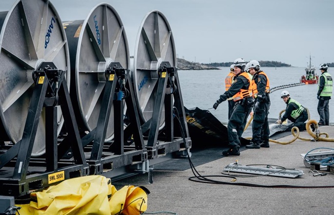 Suomi toimittaa öljyvuotojen torjuntavarusteita Ukrainalle. 1