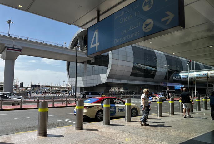 Yhdistyneiden arabiemiirikuntien lentokentät aloittavat osittaiset toiminnot, kun lentoyhtiöt palauttavat palveluitaan. 1