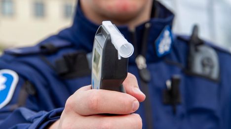 2,5 promillen päihteiden vaikutuksen alaisena ajanut nainen kysyi poliisilta reittiä 2 2,5 promillen päihteiden vaikutuksen alaisena ajanut nainen kysyi poliisilta reittiä 1