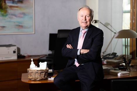 Aki Lindén menetti puhelimensa, mutta löysi sen myöhemmin nojatuolista, josta paljastui myös Esko-Juhani Tennilän lentolippu. 3