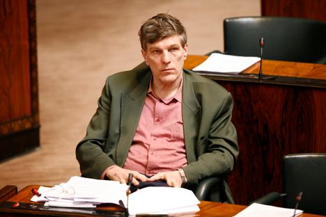 Aki Lindén menetti puhelimensa, mutta löysi sen myöhemmin nojatuolista, josta paljastui myös Esko-Juhani Tennilän lentolippu. 7