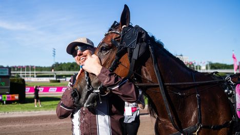 Allegiant voitti Elitloppetin kilpailun Tukholmassa. 2 Allegiant voitti Elitloppetin kilpailun Tukholmassa. 1