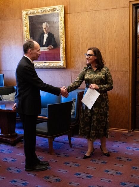 Anne-Mari Virolainen pyysi eroa kansanedustajan tehtävästään. 4 Anne-Mari Virolainen pyysi eroa kansanedustajan tehtävästään. 3