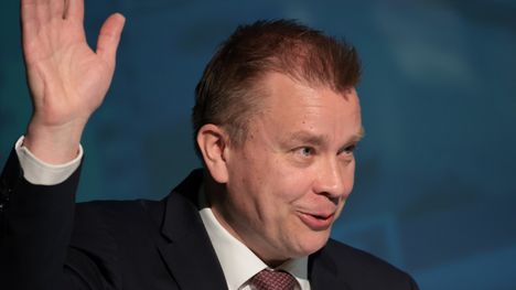 Antti Kaikkonen kritisoi hallituksen työllisyys- ja talousstrategiaa. 2 Antti Kaikkonen kritisoi hallituksen työllisyys- ja talousstrategiaa. 1