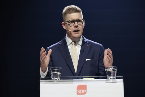 Antti Lindtman aloitti älylasien käytön. 2 Antti Lindtman aloitti älylasien käytön. 1
