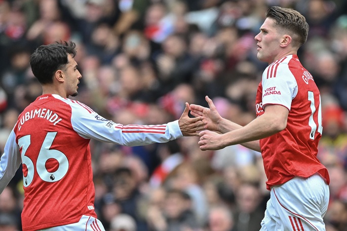 Arsenal johtaa kuudella pisteellä, mestaruuspaine siirtyy Man Citylle. 2 Arsenal johtaa kuudella pisteellä, mestaruuspaine siirtyy Man Citylle. 1