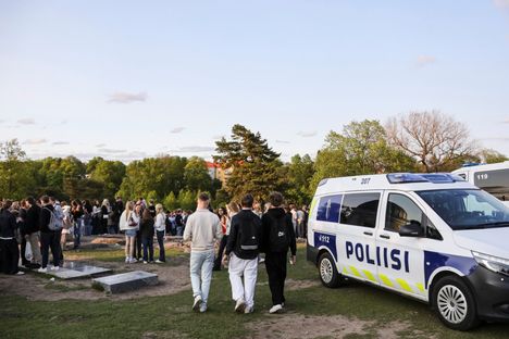 Aseet ja ilotulitteet herättävät huolta poliisin keskuudessa päätösviikonloppuna. 5
