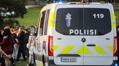 Aseet ja ilotulitteet herättävät huolta poliisin keskuudessa päätösviikonloppuna. 1