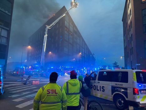 Asukkaat eivät voi vielä palata Kalasatamassa tuhoutuneeseen rakennukseen. 4 Asukkaat eivät voi vielä palata Kalasatamassa tuhoutuneeseen rakennukseen. 3