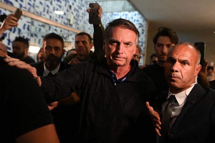 Brasilian SC keskeyttää lain, joka voisi lyhentää Bolsonaron vankeusrangaistusta. 2 Brasilian SC keskeyttää lain, joka voisi lyhentää Bolsonaron vankeusrangaistusta. 1