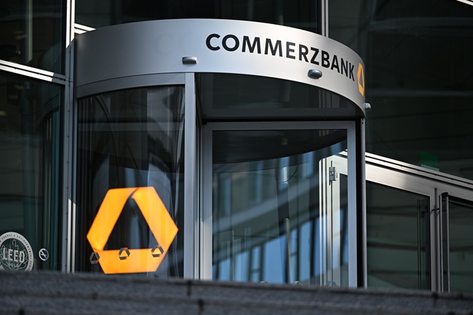 Commerzbank hylkäsi UniCreditin ostotarjouksen 'epäriittävänä' 2 Commerzbank hylkäsi UniCreditin ostotarjouksen 'epäriittävänä' 1