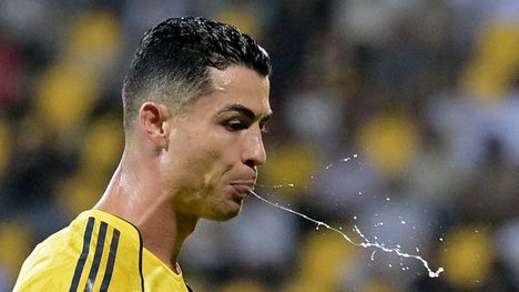Cristiano Ronaldo sylkäisee maitolasilliseen 1