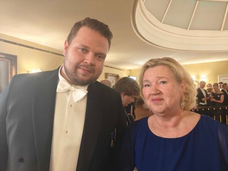 Daniel Ståhl saatteli äitinsä itsenäisyyspäivän juhlavastaanotolle – puoliso Fanny Roos jakoi mielipiteensä asiasta. 1