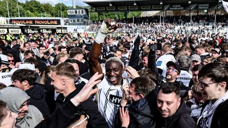 Elversbeginin pieni seura saavutti nousun Bundesliigaan. 2 Elversbeginin pieni seura saavutti nousun Bundesliigaan. 1