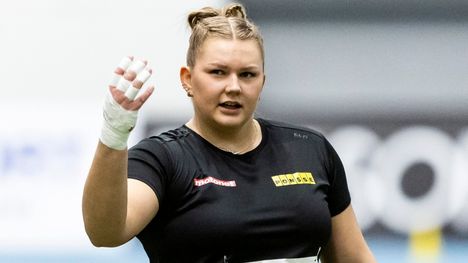 Emilia Kangas saavuttaa suuria painoja penkkipunnerruksessa. 1