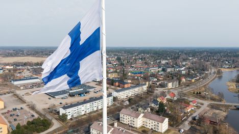Epäonnisen lipputangon tulevaisuus selviää – mahdollisena toinen tanko 2 Epäonnisen lipputangon tulevaisuus selviää – mahdollisena toinen tanko 1
