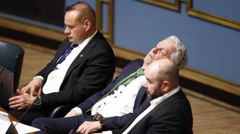 Epätavallinen tilanne eduskunnassa – kansanedustaja nukahti 2 Epätavallinen tilanne eduskunnassa – kansanedustaja nukahti 1