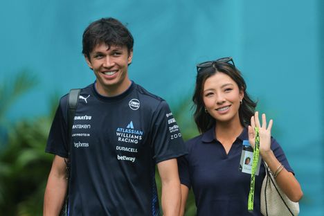 F1-kuljettaja Alex Albon meni kihloihin urheilijakumppaninsa kanssa. 1