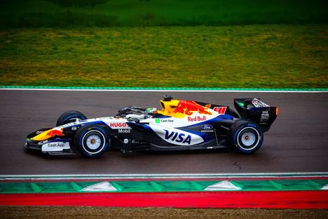 F1-kuljettaja Arvid Lindbladilla ei ole voimassa olevaa ajolupaa. 4 F1-kuljettaja Arvid Lindbladilla ei ole voimassa olevaa ajolupaa. 3