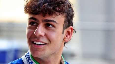 F1-kuljettaja Arvid Lindbladilla ei ole voimassa olevaa ajolupaa. 2 F1-kuljettaja Arvid Lindbladilla ei ole voimassa olevaa ajolupaa. 1