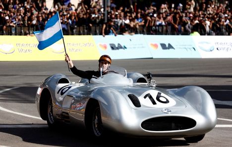 F1-kuljettaja poltti renkaita suuren yleisön edessä – auto syttyi liekkeihin 4 F1-kuljettaja poltti renkaita suuren yleisön edessä – auto syttyi liekkeihin 3