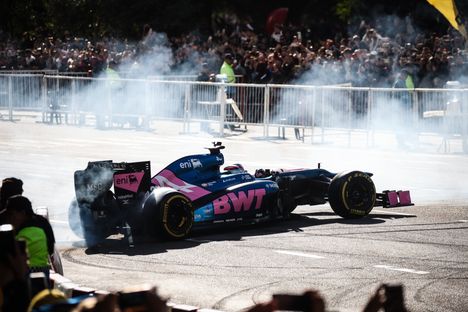 F1-kuljettaja poltti renkaita suuren yleisön edessä – auto syttyi liekkeihin 2 F1-kuljettaja poltti renkaita suuren yleisön edessä – auto syttyi liekkeihin 1