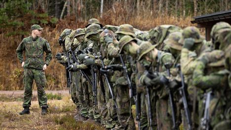 Hallitus ehdottaa muutoksia Puolustusvoimien eroamisiään. 1